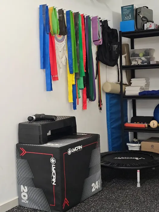 Bandas elásticas, cajón de salto y equipo para ejercicio terapéutico